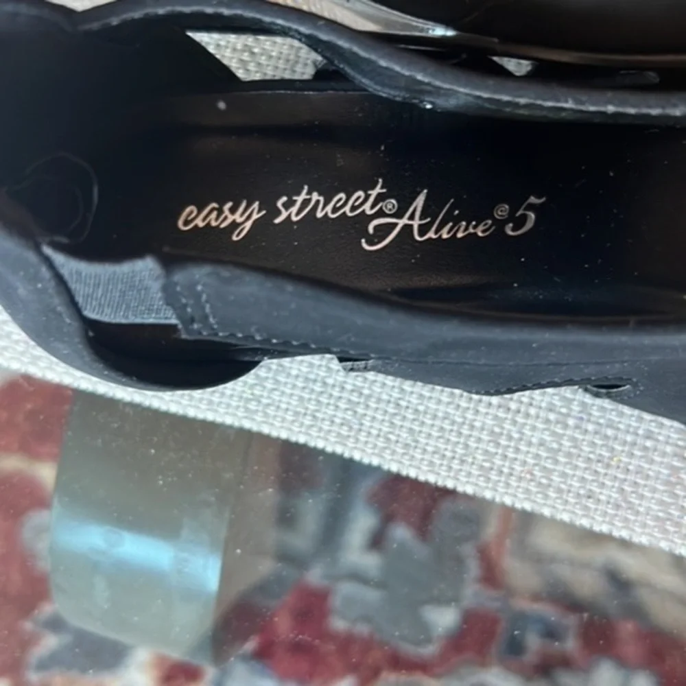 ♥️🥰Finesse by Easy Street Women's clear heels Pumps size7